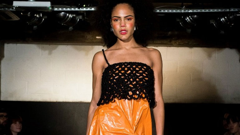 Μόδα από σκηνές που αφέθηκαν πίσω σε υπαίθρια φεστιβάλ