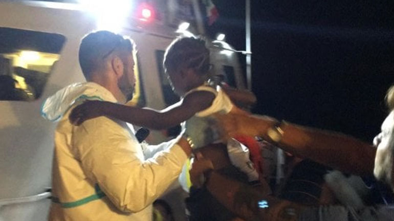 Mare Jonio: Γυναίκες, παιδιά και άρρωστοι μετανάστες αποβιβάστηκαν στη Λαμπεντούζα