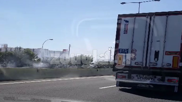 Φωτιά στο διάζωμα της Eθνικής Oδού Αθηνών-Λαμίας ανάμεσα στις γέφυρες Μεταμόρφωσης και Λυμμάτων