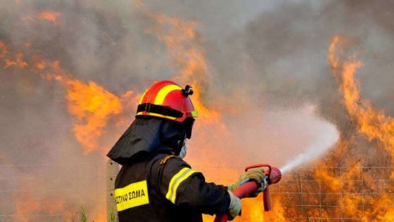 Πάτρα: Έριξαν βεγγαλικά σε γαμήλιο γλέντι και προκάλεσαν φωτιά