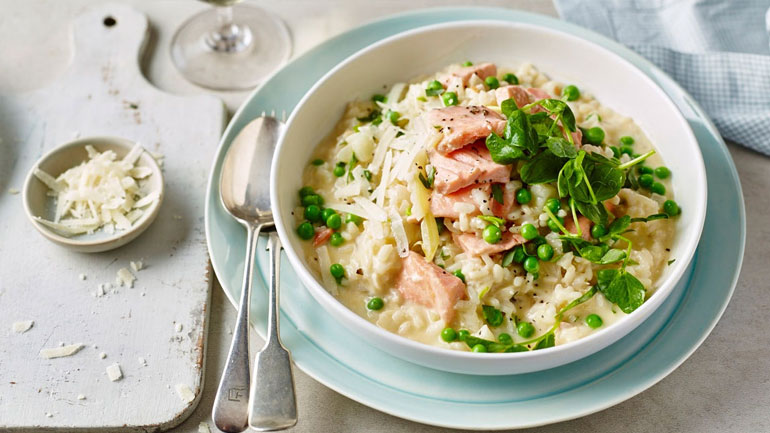 Ριζότο με σολομό και αμύγδαλα για αυθεντικές γεύσεις