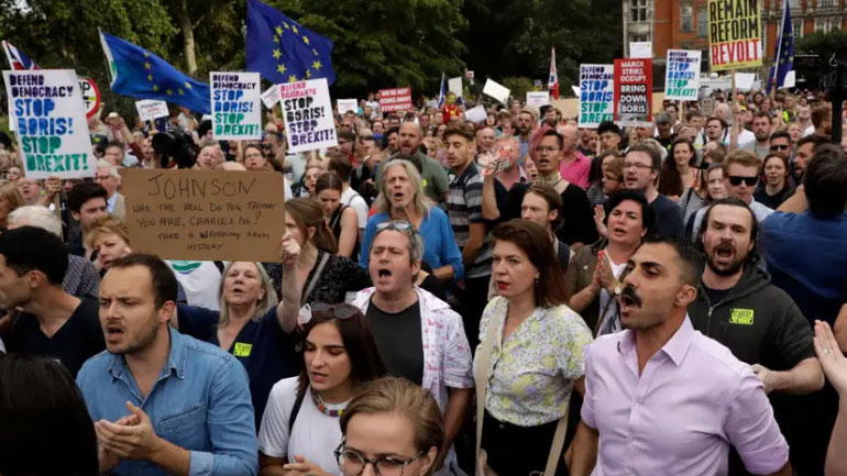 Βρετανία: Στους δρόμους οι Βρετανοί κατά της αναστολής λειτουργίας του κοινοβουλίου