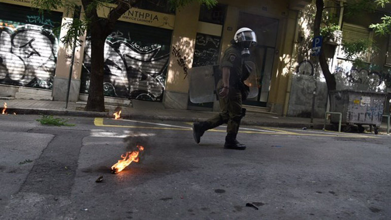 Ένταση στα Εξάρχεια – Αστυνομικοί δέχτηκαν μολότοφ κατά τη διάρκεια προσαγωγής ατόμου Ένταση στα Εξάρχεια – Αστυνομικοί δέχτηκαν μολότοφ κατά τη διάρκεια προσαγωγής ατόμου