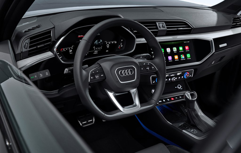 Το πολυτελές εσωτερικό όπου η ψηφιακή τεχνολογία έχει έντονη παρουσία