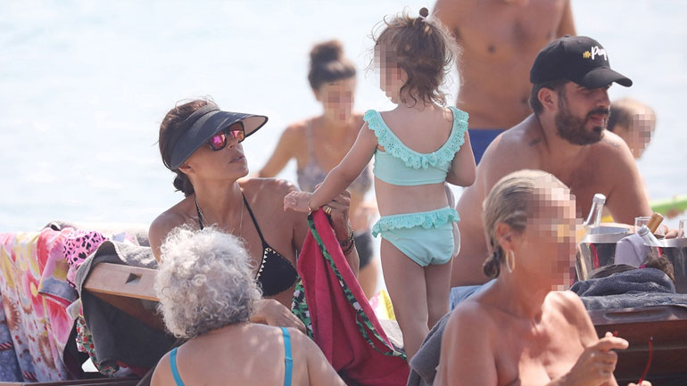 Σίσσυ Φειδά: Τελευταίες βουτιές στη Μύκονο με την οικογένειά της!