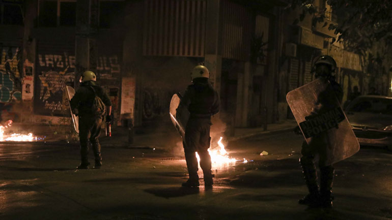 Επιθέσεις τα ξημερώματα σε διμοιρία των ΜΑΤ και αστυνομικούς της ΔΙΑΣ στα Εξάρχεια – Μια σύλληψη