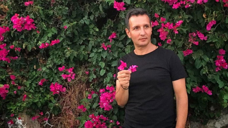 Δημήτρης Μπάσης: Η σπάνια φωτογραφία με τους γιους του στην παραλία