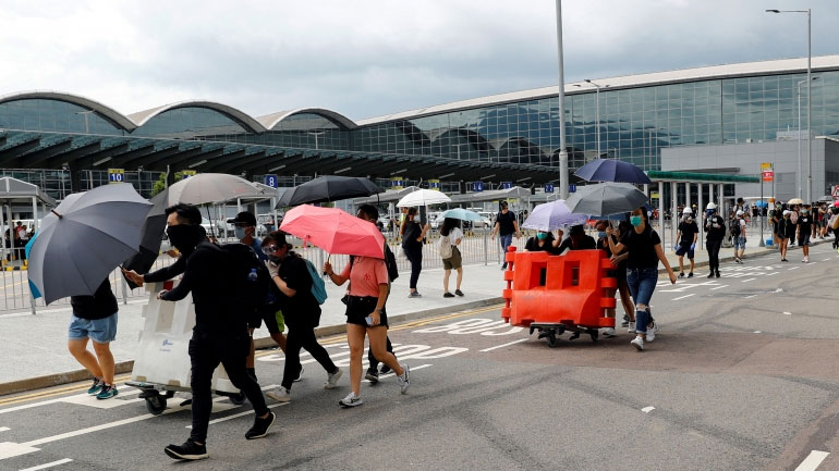 Χονγκ Κονγκ: Διαδηλωτές προσπάθησαν να αποκλείσουν την πρόσβαση προς το αεροδρόμιο