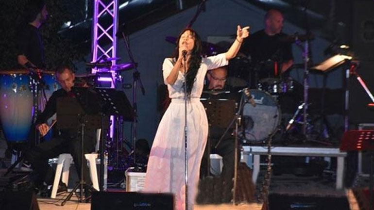 Καψουροτράγουδα λέει με… εσώρουχα, που κολλάει ο Μίκης;