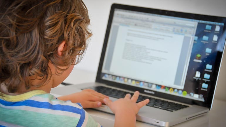 Έρευνα: Έξι στα δέκα ελληνόπουλα έως δέκα ετών έχουν πρόσβαση (συχνά ανεξέλεγκτη) στο Διαδίκτυο