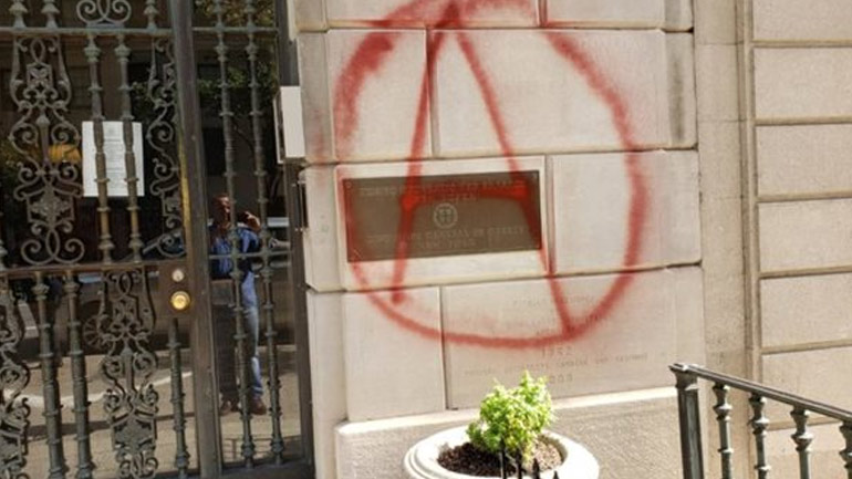 Βανδάλισαν το κτήριο του ελληνικού προξενείου στη Νέα Υόρκη