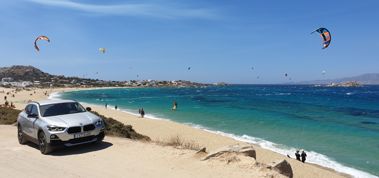 Η BMW X2 στην παραλία Μικρή Βίγλα της Νάξου με φόντο δεκάδες Kite Surf...