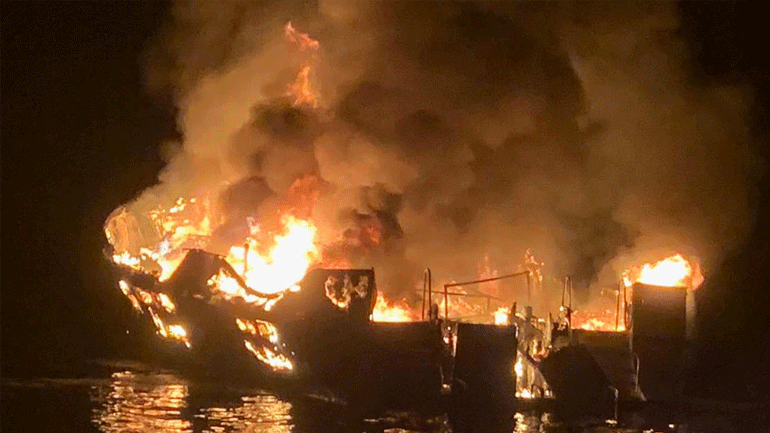 Καλιφόρνια: Συνεχίζονται οι έρευνες για τον εντοπισμό των επιβατών του σκάφους που τυλίχθηκε στις φλόγες