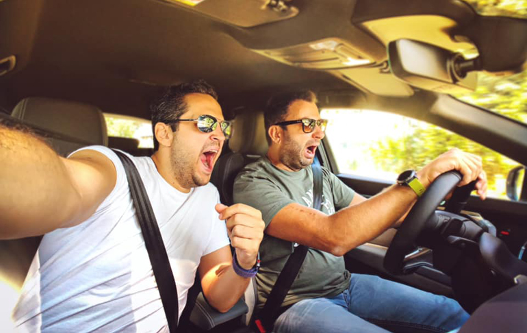 Ε,ε, έρχονται!!!! (τα Νέα της Πιάτσας). Και μάλιστα φουριόζα... (στη φωτό με τον Γιώργο Σαργιαννίδη)