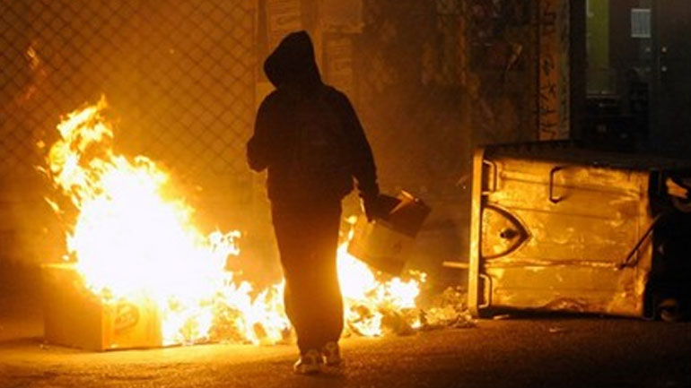 Νύχτα επεισοδίων στα Εξάρχεια με ρίψεις μολότοφ