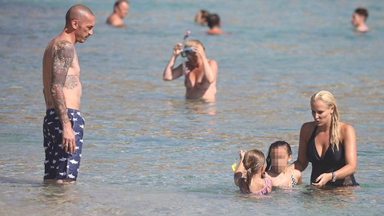 Έλενα Ασημακοπούλου – Μπρούνο Τσιρίλο: Παιχνίδια με την κόρη τους στην παραλία