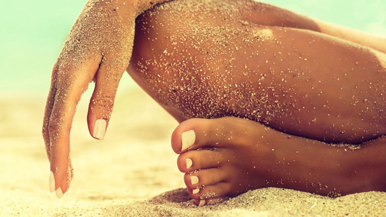 Έτσι θα απομακρύνετε την άμμο από τα πόδια σας χωρίς νερό!