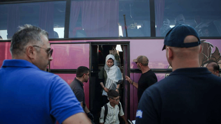 ΔΟΜ: Με 21 λεωφορεία η μεταφορά των πρώτων αιτούντων άσυλο στη Νέα Καβάλα