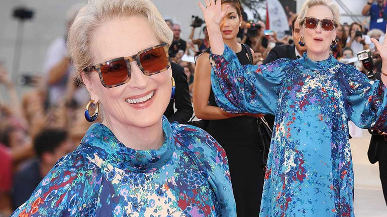 Φεστιβάλ Βενετίας: Εντυπωσιακή εμφάνιση με καφτάνι για την 70χρονη Meryl Streep