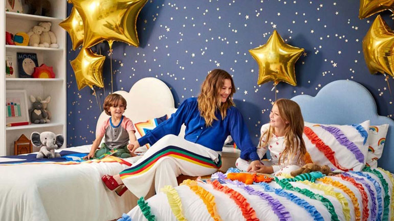 Drew Barrymore: Δείτε την πολύχρωμη décor συλλογή που λάνσαρε η star αποκλειστικά για παιδιά!
