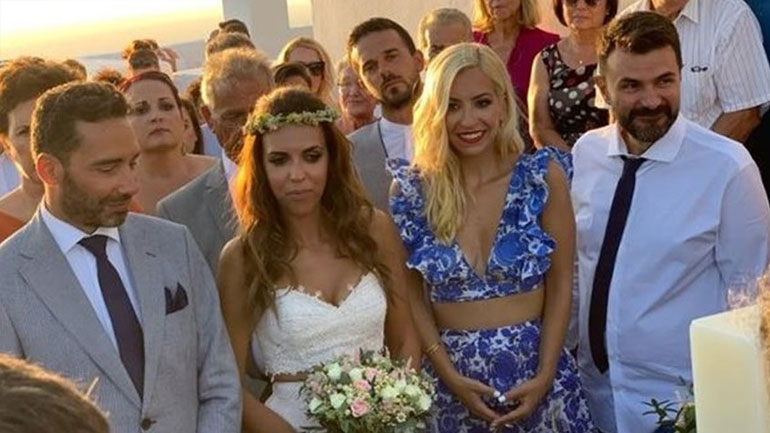 Η Μαρία Αναστασοπούλου πάντρεψε τη δημοσιογράφο Μαρία Βούσουλα στην Αντίπαρο