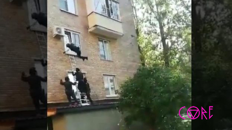 Ρώσοι αστυνομικοί των ειδικών δυνάμεων προσπαθούν να μπουν σε ένα σπίτι