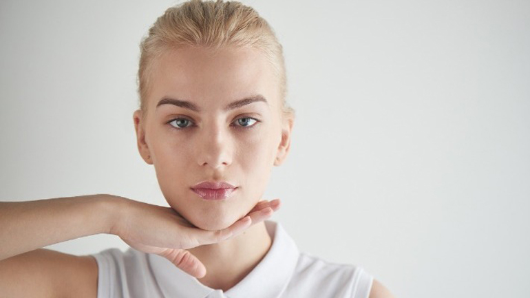 Face Yoga: Αυτοθεραπεία για πρόσωπο σφριγηλό και ξεκούραστο