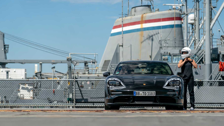 Μία κυρία οδηγεί την Porsche Taycan σε αεροπλανοφόρο!