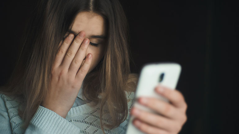 Πώς μπορούν γονείς και εκπαιδευτικοί να βοηθήσουν στην πρόληψη και την αντιμετώπιση του διαδικτυακού εκφοβισμού