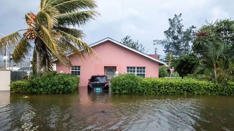 Ο κυκλώνας Ντόριαν υποβαθμίστηκε στην κατηγορία 3 – Παραμένει πάνω από τις Μπαχάμες