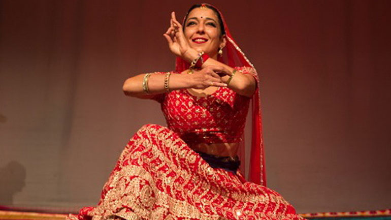 Asrai, μια «νεράιδα» που «αφηγείται μύθους και παραμύθια της Ινδίας χορεύοντας