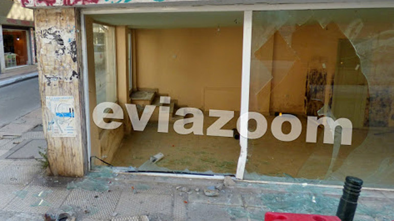 Χαλκίδα: Αυτοκίνητο γκρέμισε τη τζαμαρία καταστήματος