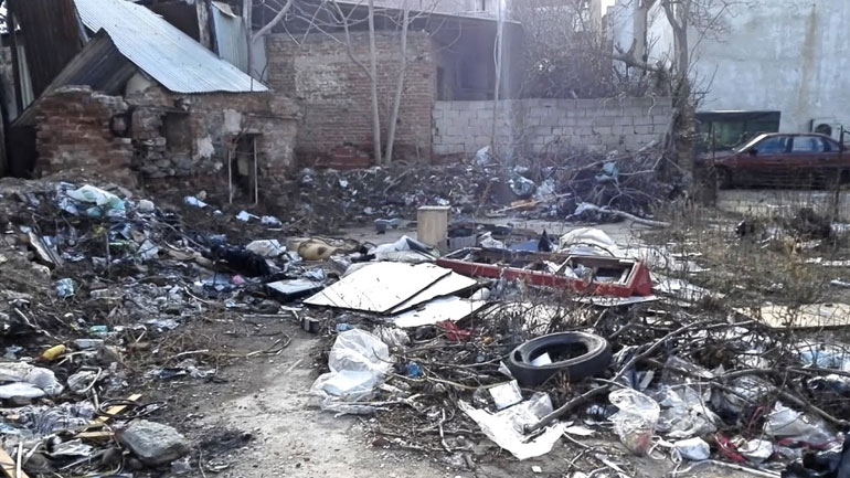 Συνεργεία του κεντρικού δήμου καθαρίζουν οικόπεδο γεμάτο μπάζα στη Θεσσαλονίκη