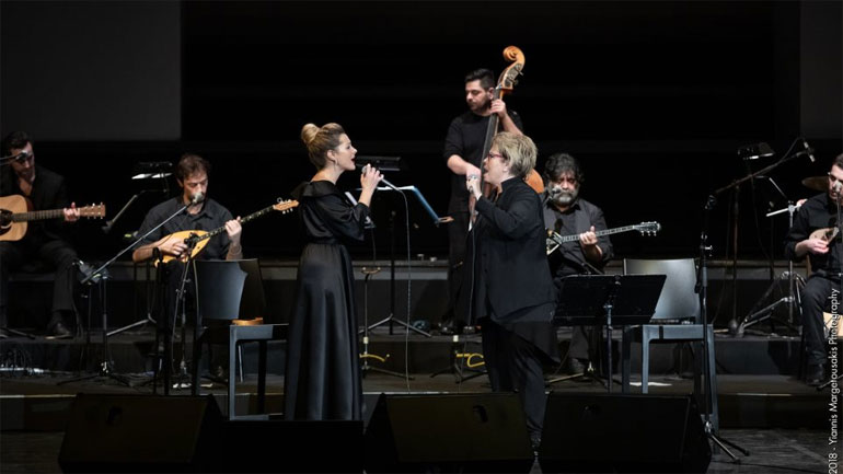 «Ορχήστρα Βασίλης Τσιτσάνης»: Η Δήμητρα Γαλάνη και η Νατάσσα Μποφίλιου στο Θέατρο Πέτρας