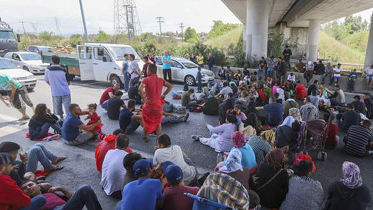 Συγκέντρωση μεταναστών στη Μαλακάσα – Κλειστός o παράδρομος της Αθηνών-Λαμίας