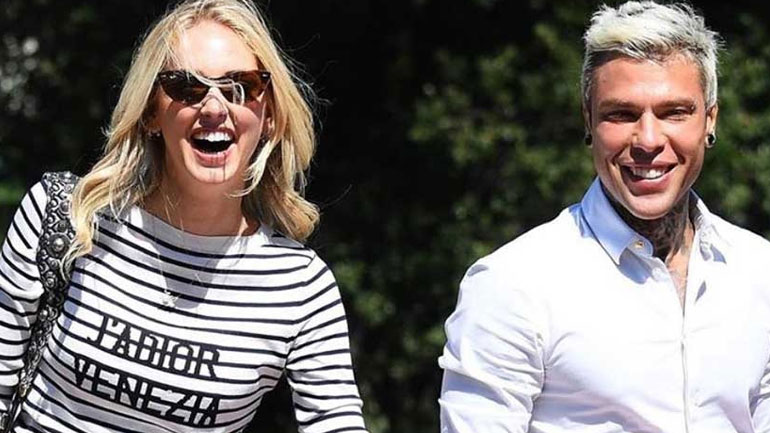 Η Chiara Ferragni έφτασε στη Βενετία για την πρεμιέρα του ντοκιμαντέρ της! Στο πλευρό της ο ράπερ σύζυγός της