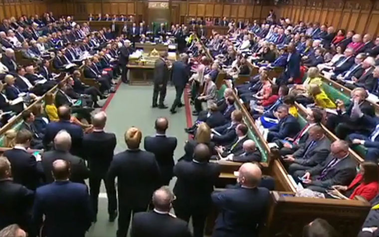 H στιγμή που ο Τζόνσον έχασε την πλειοψηφία στη βρετανική Βουλή: Αποχώρηση του Συντηρητικού βουλευτή Φίλιπ Λι από την κοινοβουλευτική ομάδα των Τόρις