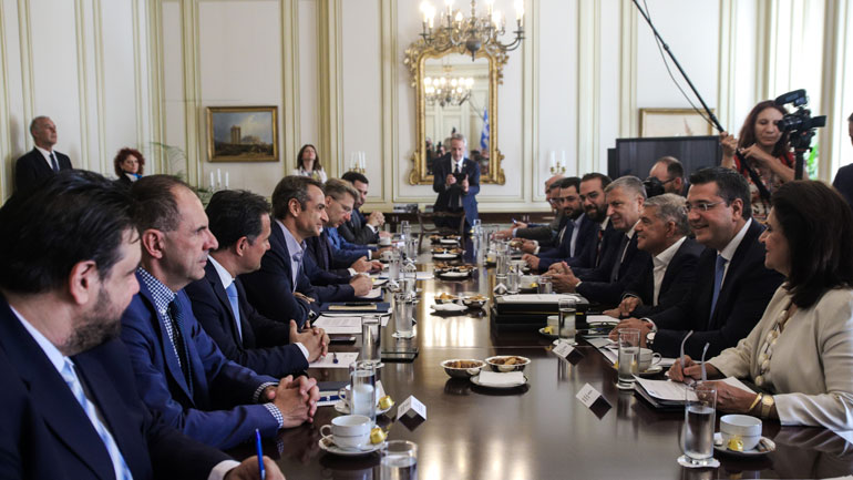 Σε εξέλιξη η συνάντηση του Κυρ. Μητσοτάκη με τους νέους περιφερειάρχες