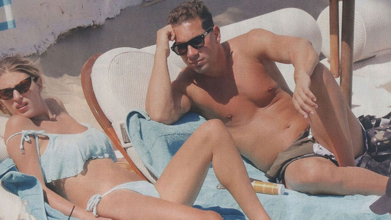 Στη Μύκονο ο εφοπλιστής Βασίλης Μιχαήλ και η κόρη του Mr Jumbo λίγο μετά τον ερχομό του μωρού τους