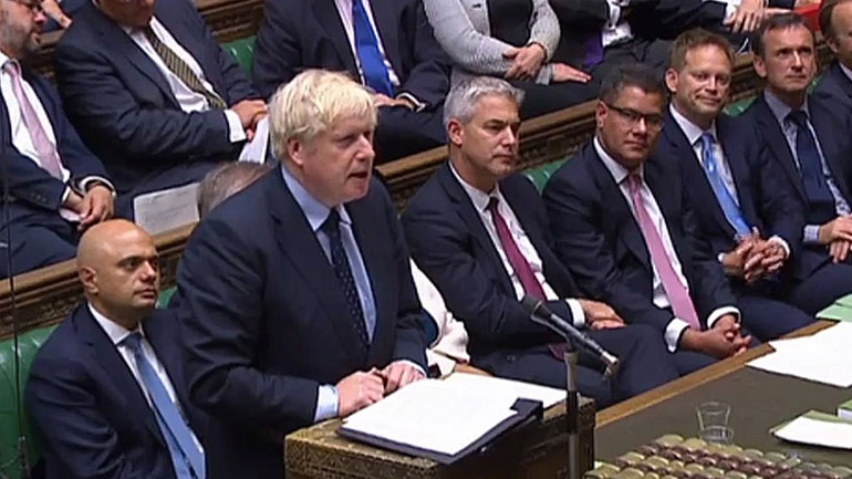 Ο Μπ. Τζόνσον αποκάλεσε «κότα» τον Κόρμπιν στην Βουλή