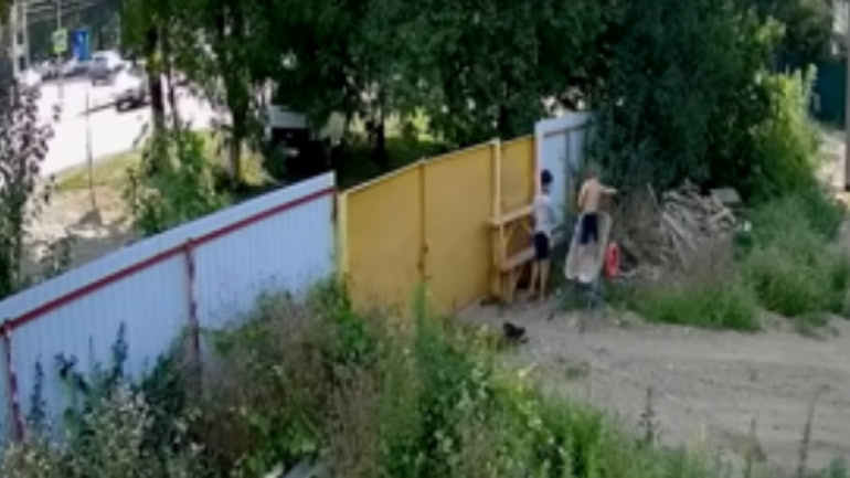 H κλοπή της χρονιάς: Δύο νεαροί πεισματάρηδες προσπαθούν να αρπάξουν καροτσάκι…