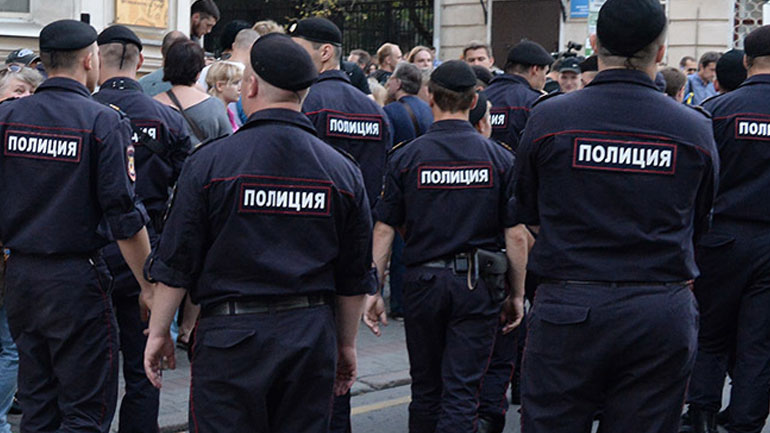 Ρωσία: Καταδικάστηκαν διαδηλωτές που άσκησαν βία κατά αστυνομικών και τους πέταξαν σκουπίδια