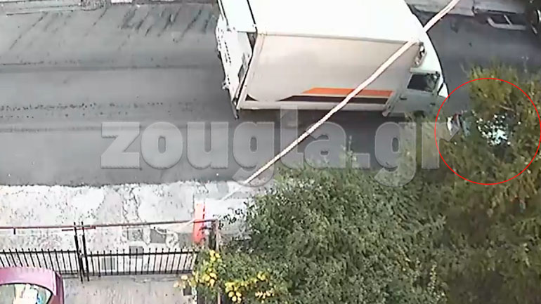 Το φορτηγό περνάει και παρασέρνει το παρκαρισμένο αυτοκίνητο...