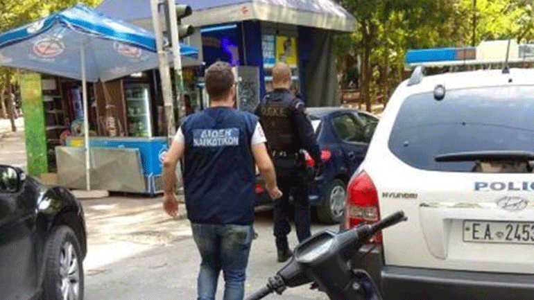 Συλλήψεις πέντε ατόμων στα Εξάρχεια για διακίνηση ναρκωτικών