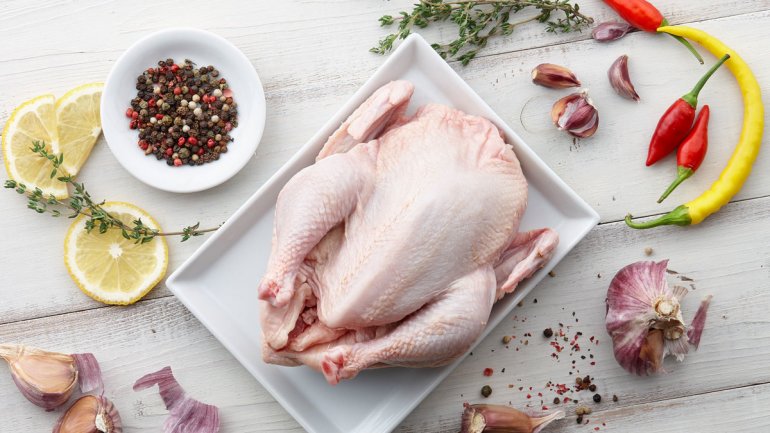 Οι ειδικοί προειδοποιούν να μην πλένουμε το κοτόπουλο