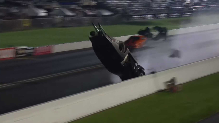 Απίστευτο ατύχημα σε αγώνα dragster Απίστευτο ατύχημα σε αγώνα dragster