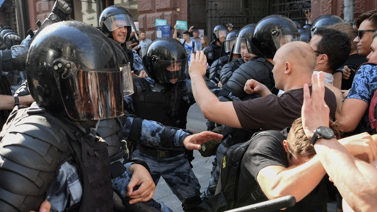 Δικαστήριο της Μόσχας επέβαλε ποινή φυλάκισης τεσσάρων ετών σε διαδηλωτή