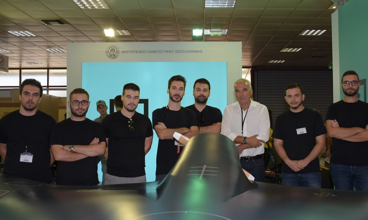 Ο καθηγητής και διευθυντής του ΕΜΡΣ, Κύρος Υάκινθος (με το άσπρο πουκάμισο) και η επιστημονική ομάδα του