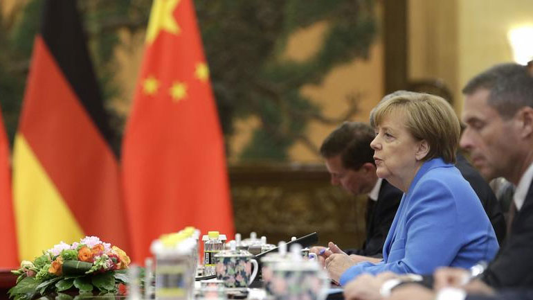Mε βαριές αποσκευές στην Κίνα η Άνγκελα Μέρκελ