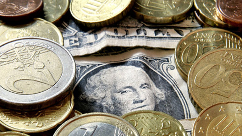 Το ευρώ υποχωρεί οριακά 0,03%, στα 1,1035 δολάρια